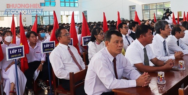 Thầy v&agrave; tr&ograve; THPT chuy&ecirc;n Chu Văn An trong buổi khai giảng năm học mới.