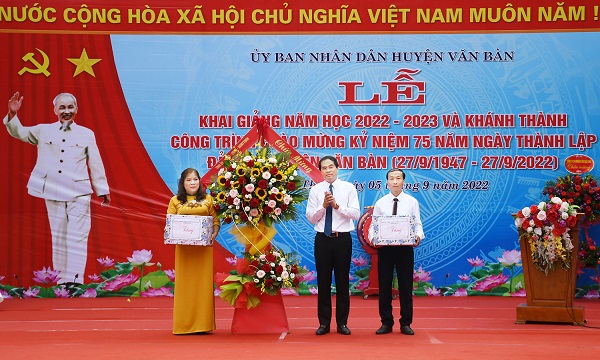 Chủ tịch UBND tỉnh Lào Cai - Trịnh Xuân Trường tặng hoa và quà các trường học.