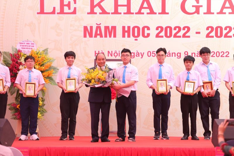 Chủ tịch nước Nguyễn Xuân Phúc tặng quà cho các em học sinh trường THPT chuyên Khoa học Tự nhiên đạt thành tích xuất sắc trong các cuộc thi Olympic quốc tế. Ảnh báo LĐ