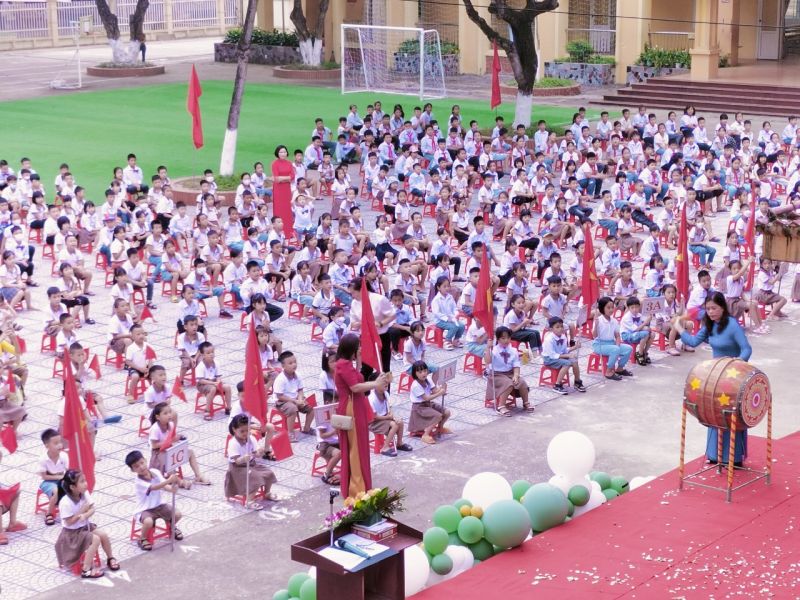 Cô Nguyễn Thị Thanh Hương, hiệu trưởng nhà trường đánh trống khai giảng năm học mới trong không khí hân hoan của hàng trăm học sinh