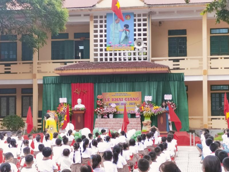 Trường Tiểu học Thị trấn Yên Lạc tưng bừng khai giảng năm học mới 2022-2023