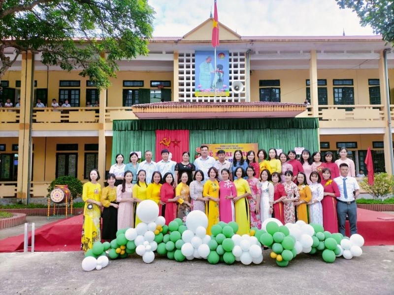 Lãnh đạo địa phương chụp hình lưu niệm cùng các thầy cô giáo trong ngày khai giảng năm học 2022-2023