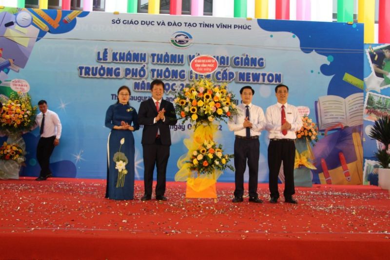 ông Nguyễn Văn Huyến- giám đốc sở giáo dục và đào tạo tặng hoa chúc mừng trường liên cấp Newton