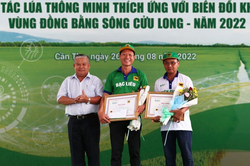 Ông Trần Văn Dũng - Trưởng VP thường trực Nam bộ, Trung tâm Khuyến nông Quốc gia trao Giải Nhì cho hai đội Bạc Liêu và Kiên Giang