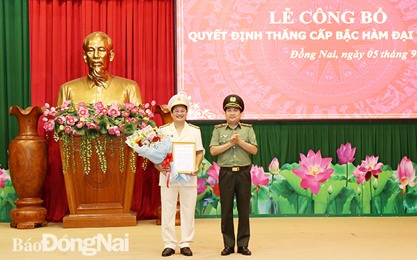 Thiếu tướng Nguyễn Sỹ Quang, Giám đốc Công an tỉnh Đồng Nai trao Quyết định thăng cấp bậc hàm Đại tá cho đồng chí Trần Anh Sơn, Phó giám đốc Công an tỉnh.