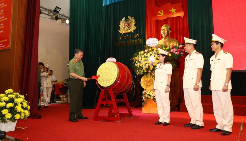 Đại tướng Tô Lâm đánh trống khai trường và tặng hoa chúc mừng Trường Văn hóa nhân dịp khai giảng năm học mới.