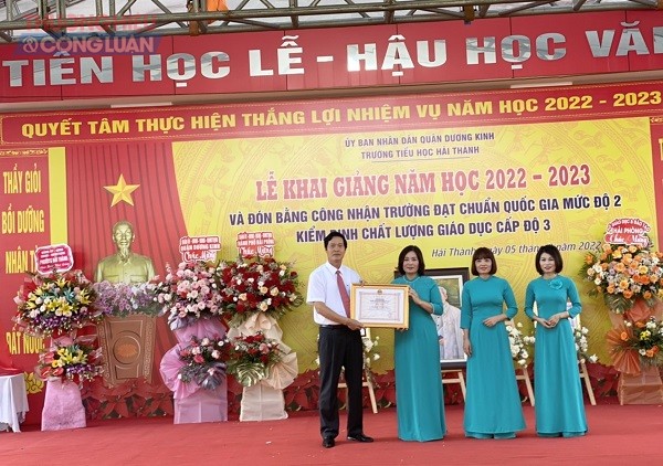 Trường tiểu học Hải Thành quận Dương Kinh đón nhận bằng công nhận trường chuẩn quốc gia mức độ 2