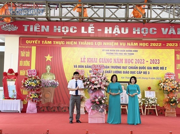 Đồng chí Đào Văn Ninh, bí thư Quận Dương Kinh tặng hoa chúc mừng Thầy và trò Nhà trường
