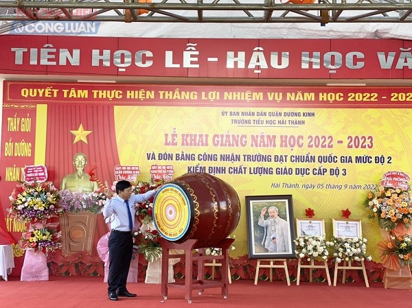 Đồng chí Nguyễn Đức Thọ đánh trống khai giảng năm học mới