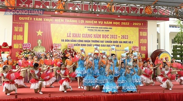 Trường tiểu học Hải Thành đón Bằng công nhận trường đạt chuẩn quốc gia mức độ 2