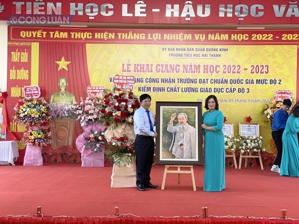 Đồng chí Nguyễn Đức Thọ PCT UBND TP. Hải Phòng tặnghoa và quà lưu niệm cho Thầy và trò nhà Trường
