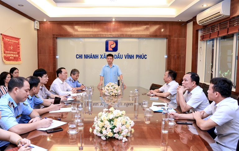 Trưởng ban Chỉ đạo 389 tỉnh Vĩnh Phúc làm việc với một số cửa hàng kinh doanh xăng dầu