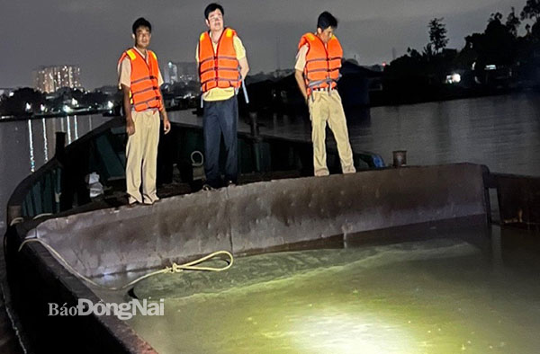 Tổ công tác đặc biệt Phòng Cảnh sát giao thông Công an tỉnh bắt 4 ghe bơm hút, vận chuyển cát trái phép trên sông Đồng Nai vào khuya 5-9, rạng sáng 6-9
