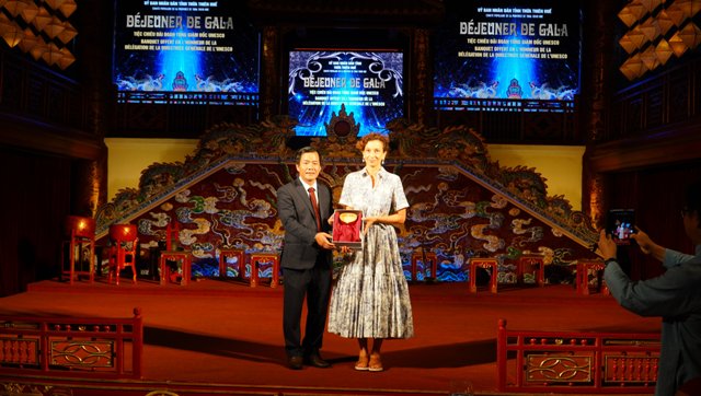 Bà Audrey Azoulay và Chủ tịch UBND tỉnh Thừa Thiên Huế Nguyễn Văn Phương (ảnh Bảo Minh)