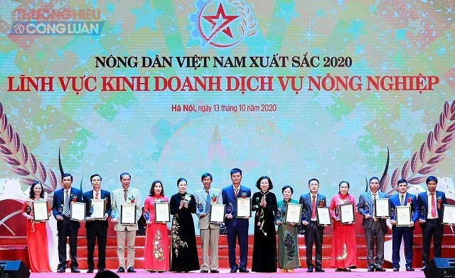 Bà Trần Thị Như Hoa là 01 trong 05 nông dân Bình Định được vinh danh “Nông dân Việt Nam xuất sắc năm 2022”, Trong ảnh: Bà Trần Thị Như Hoa (thứ 06 từ phải qua) tại Lễ vinh danh “Nông dân Việt Nam xuất sắc năm 2020”.