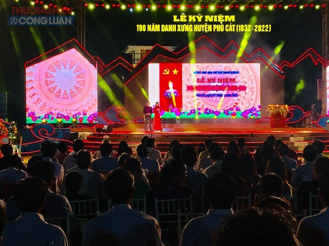 Quang cảnh Lễ hội kỷ niệm 190 danh xưng huyện Ph&ugrave; C&aacute;t.