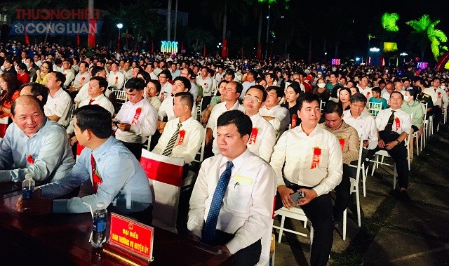 Đ&ocirc;ng đảo c&aacute;n bộ, chiến sĩ v&agrave; nh&acirc;n d&acirc;n tr&ecirc;n địa b&agrave;n huyện Ph&ugrave; C&aacute;t đ&atilde; tập trung về thị trấn Ng&ocirc; M&acirc;y để tham dự Lễ hội kỷ niệm.