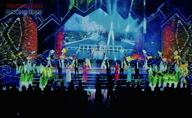 Chương tr&igrave;nh nghệ thuật đặc biệt&ldquo;Ph&ugrave; C&aacute;t &ndash; tự h&agrave;o 190 năm h&igrave;nh th&agrave;nh v&agrave; ph&aacute;t triển&rdquo; được tổ chức ho&agrave;nh tr&aacute;ng với nhiều tiết mục ca m&uacute;a nhạc đặc sắc, &aacute;n tượng. Trong ảnh: Một tiết mục ca nhạc tại Lễ hội.