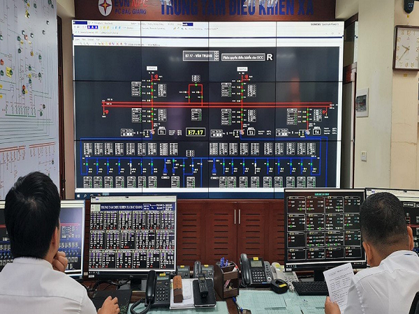 Cán bộ Trung tâm Điều khiển xa thực hiện kiểm soát, phân tích thông số hệ thống lưới điện từ xa