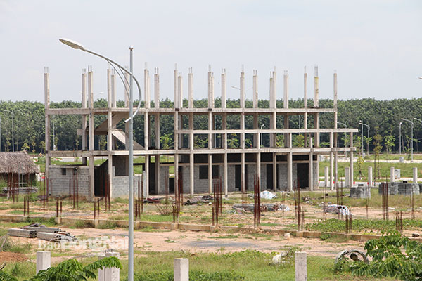 Dự án thành phần xây dựng hệ thống hạ tầng xã hội Khu tái định cư Lộc An - Bình Sơn hiện có 6 gói thầu xây dựng tương ứng 6 công trình bị chậm tiến độ. Ảnh: Phạm Tùng