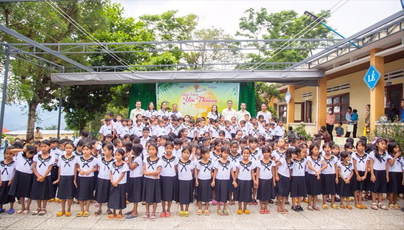 Các em học sinh Trường Phổ thông Dân tộc bán trú Tiểu học Vừ A Dính trong những bộ đồng phục mới do THACO trao tặng