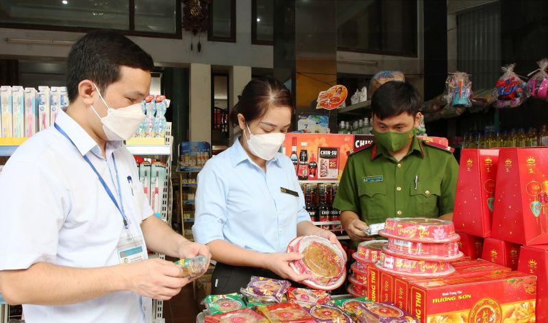 Đoàn thanh tra, kiểm tra liên ngành số 2 của tỉnh kiểm tra an toàn thực phẩm dịp Tết Trung thu tại huyện Lương Tài (Ảnh: bacninh.gov.vn)