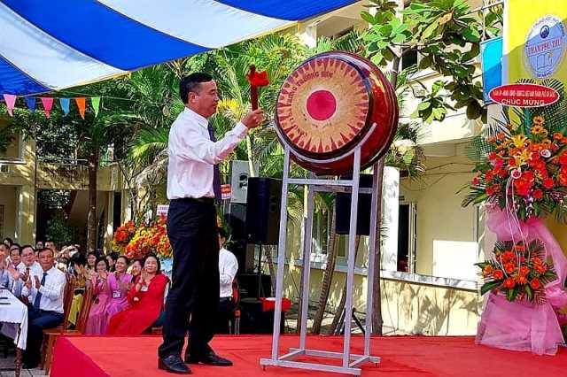 Ông Lê Trung Chinh - Chủ tịch thành phố Đà Nẵng đánh trống khai giảng tại trường PTTH Phạm Phú Thứ