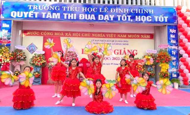 Các em nhỏ tham gia văn nghệ chào mừng khai giảng năm học mới tại trường tiểu học Lê Đình Chinh, quận Hải Châu