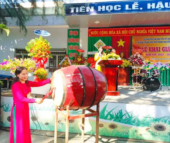 Cô Nguyễn Thị Minh Huệ - Hiệu trưởng trường PTTH Nguyễn Thượng Hiền đánh trống khai giảng tại trường