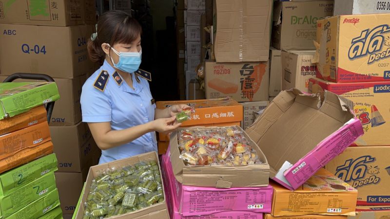 QLTT Hà Nội bắt giữ bánh trung thu nhập lậu tại cửa hàng bánh kẹo Dũng Hải thôn Chùa Tổng, Xã La Phù (Hoài Đức).