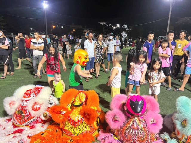 Các đoàn Lân tập đợt trước giờ biểu diễn, tại sân bóng trường THCS Đàm Quang Trung
