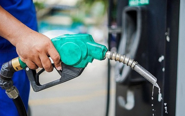 Bộ Công Thương tiếp tục phối hợp với Bộ Tài chính để điều chỉnh giá xăng dầu trong nước, bám sát với giá xăng thế giới ( Ảnh minh họa. Nguồn: Internet)