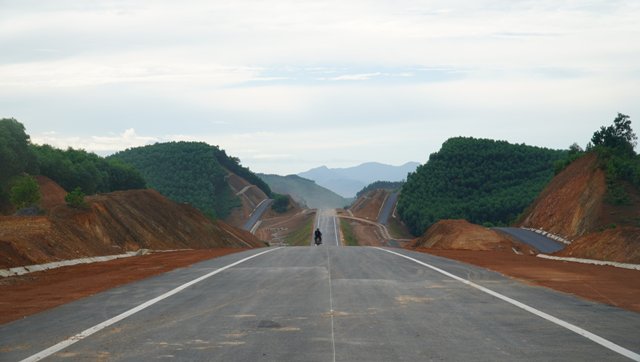 Một đoạn cao tốc Cam Lộ- La Sơn
