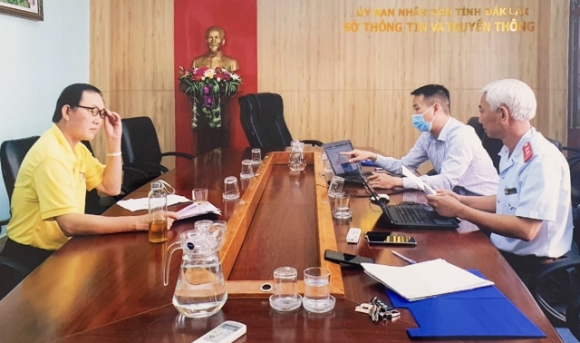 Đối tượng Đặng Đăng Phước (áo vàng) làm việc với cơ quan chức năng