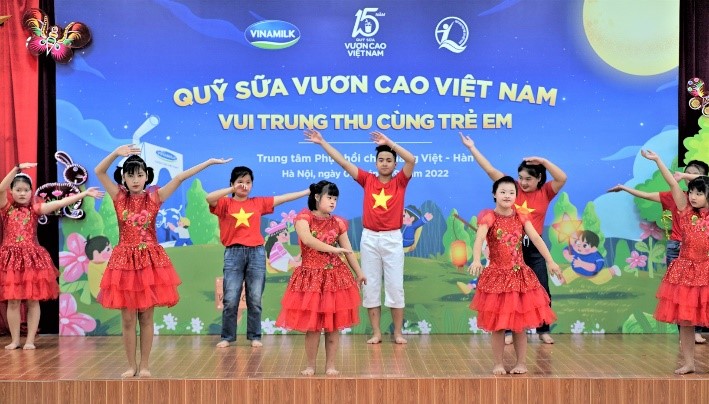 Với sự hướng dẫn tận tình của cô giáo, các em tại Trung tâm phục hồi chức năng Việt-Hàn đã có màn trình diễn văn nghệ rất tự tin