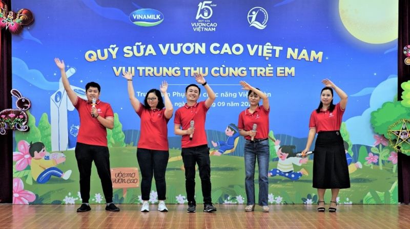 Thay cho lời chúc mừng trung thu, các nhân viên Vinamilk tại Hà Nội cũng đã gửi tặng các em một tiết mục sôi động