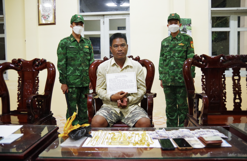 Bộ đội Biên phòng tỉnh An Giang bắt giữ đối tượng cùng với tang vật.