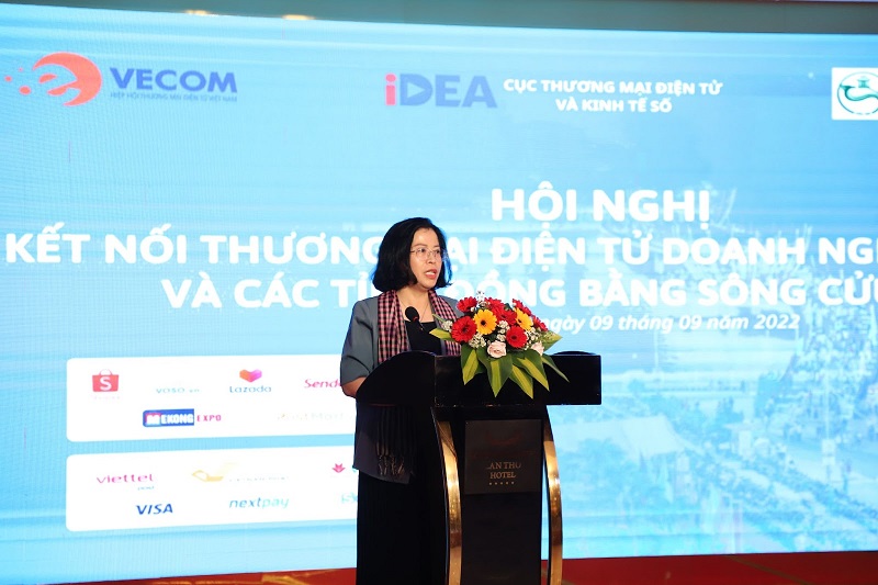 Bà Nguyễn Thị Minh Huyền, Phó Cục trưởng Cục TMĐT & KTS phát biểu tại Hội nghị Bà Nguyễn Thị Minh Huyền, Phó Cục trưởng Cục TMĐT & KTS phát biểu tại Hội nghị