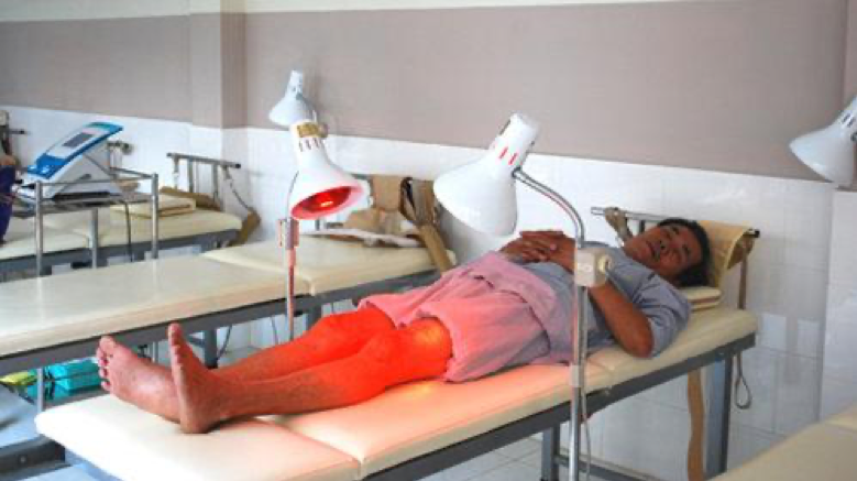 Phương ph&aacute;p chiếu đ&egrave;n hồng ngoại chữa tho&aacute;i h&oacute;a khớp gối