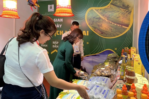 Các sản phẩm OCOP, đặc sản tỉnh Lào Cai trưng bày tại gian hàng. (Ảnh: LCĐT)