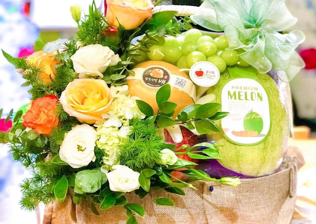 Giỏ quà hoa trái cây tươi được bài trí bắt mắt Giỏ quà hoa trái cây tươi được bài trí bắt mắt
