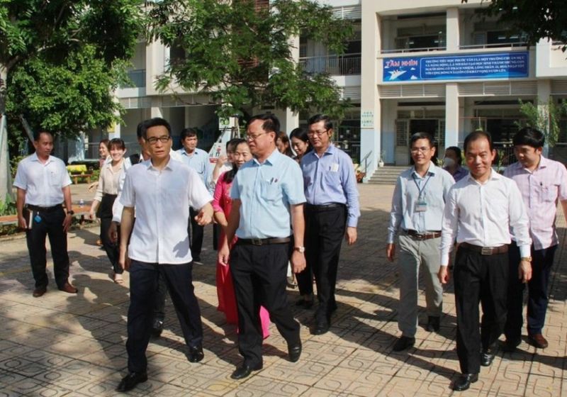 Phó Thủ tướng đã đến thăm Trường tiểu học Phước Tân 2. Ảnh: VH.