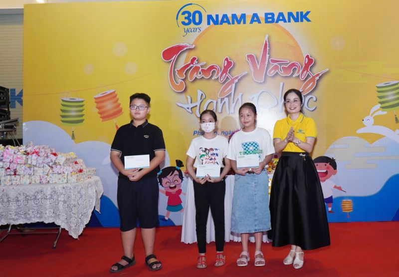 Đại diện Nam A Bank trao học bổng cho các em thiếu nhi