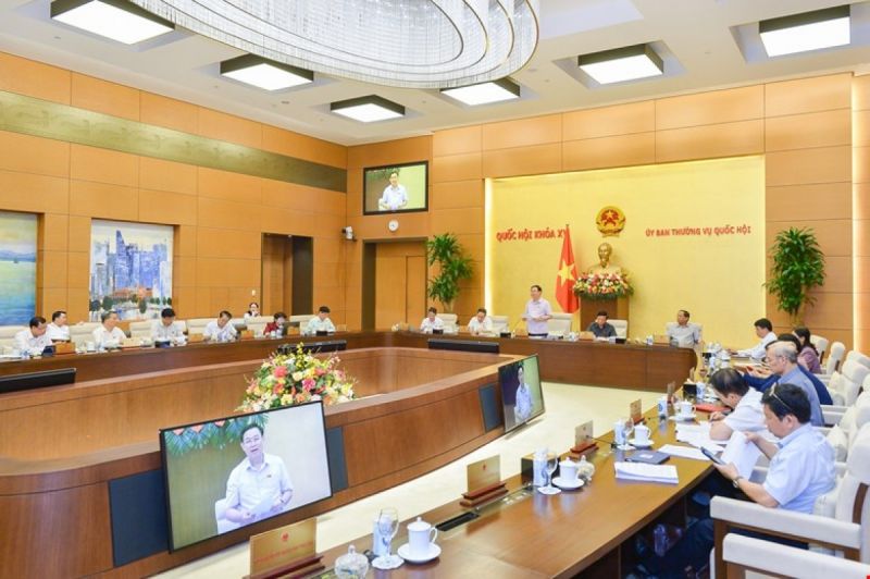 Ủy ban Thường vụ Quốc hội thảo luận tại Phiên họp chuyên đề pháp luật tháng 08/2022. Ảnh Quochoi.vn