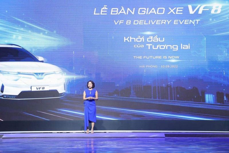 Bà Lê Thị Thu Thuỷ, Phó Chủ tịch Tập đoàn Vingroup kiêm Tổng giám đốc VinFast toàn cầu chúc mừng những khách hàng đầu tiên nhận bàn giao xe điện VF 8.