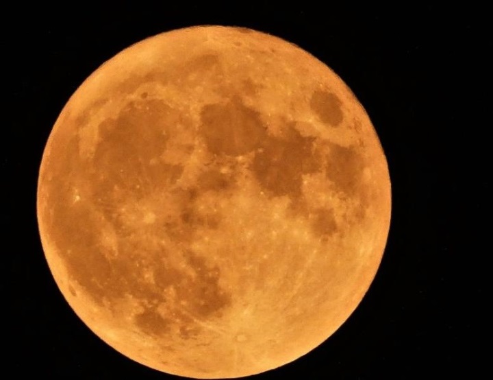 Trăng màu cam và tròn nhất trong 100 năm xuất hiện tối nay. (Ảnh: Sky News).