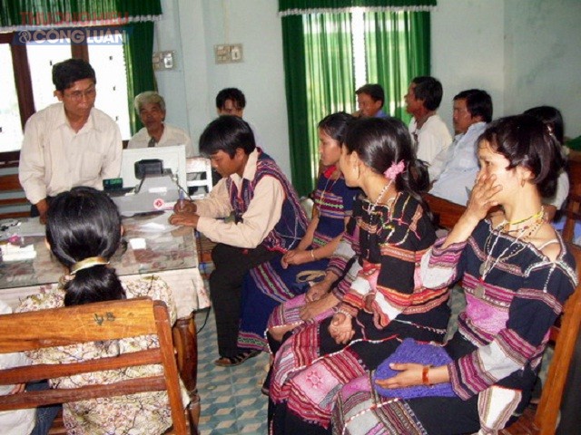 Chi nhánh NH CSXH Bình Định giải ngân cho vay hộ đồng bào dân tộc thiểu số huyện Vĩnh Thạnh.