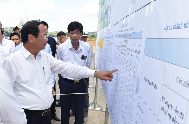 Phó Thủ tướng nghe báo cáo về tình hình triển khai dự án cao tốc Phan Thiết – Dầu Giây - Ảnh VGP/Đức Tuân