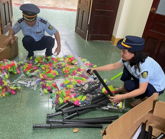 Lực lượng QLTT tịch thu hơn 200 đồ chơi trẻ em mang tính bạo lực tại huyện Diễn Châu