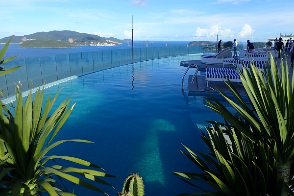 Từ Hồ bơi vô cực nước mặn có đáy bằng kính chịu lực của khách sạn The Empyrean- Tổ hợp Panorama có thể nhìn nhìn sang Vinpearl